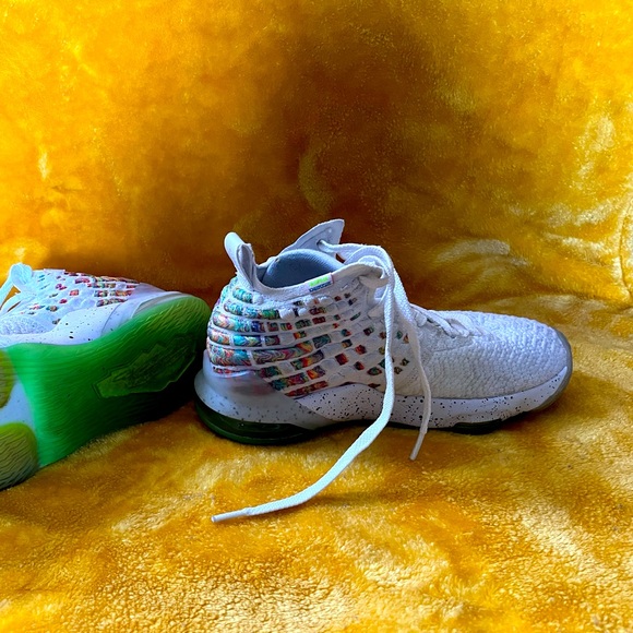 Lebron 17 - Picture 2 of 2